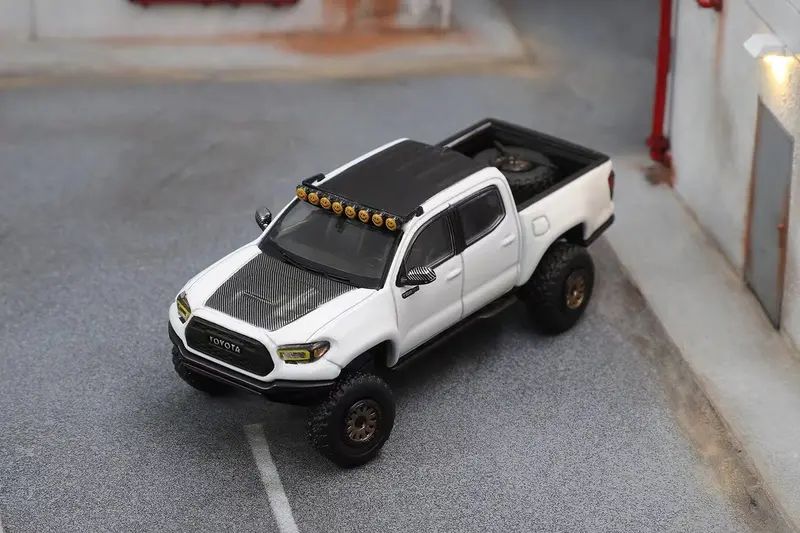 1:64 Toyota Tacoma Trd Pro 2022 -- White -- Gcd 1