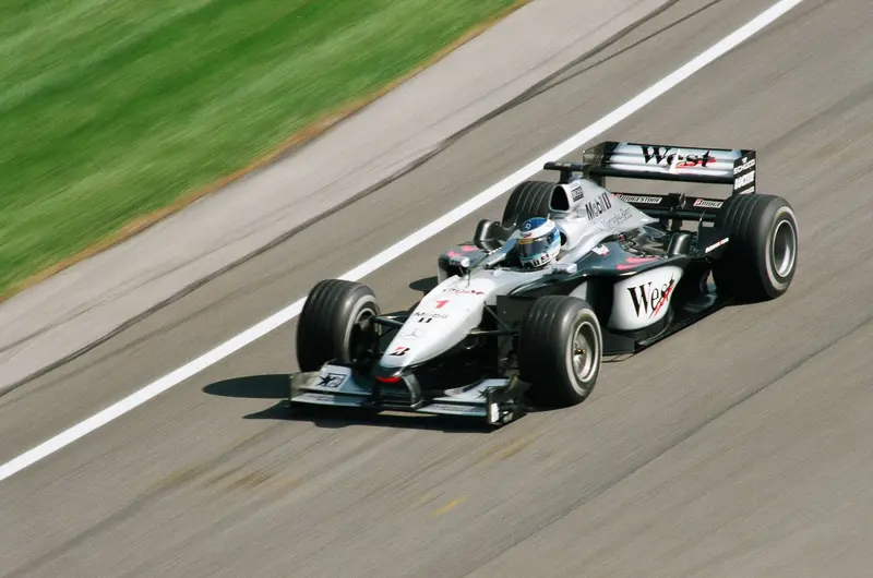 (Pre-Order) 1:18 2000 Mika Häkkinen -- Belgian Gp Winner -- #1 Mclaren Mp4/15 -- Gp Replicas F1 1