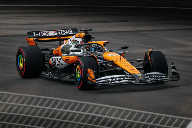 (Pre-Order) 1:18 2024 Oscar Piastri -- Singapore Gp -- #81 Mclaren Mcl38 -- Minichamps F1 1