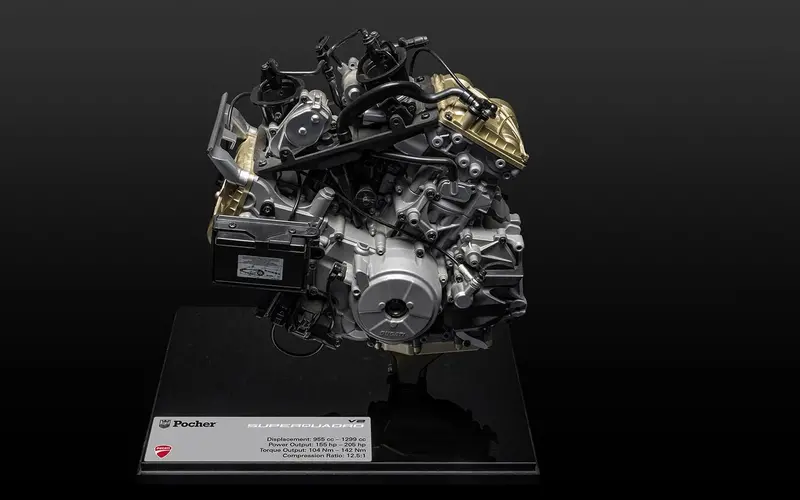 (Pre-Order) 1:4 Ducati Superquadro - V2 Engine -- Pocher Hkm124 1