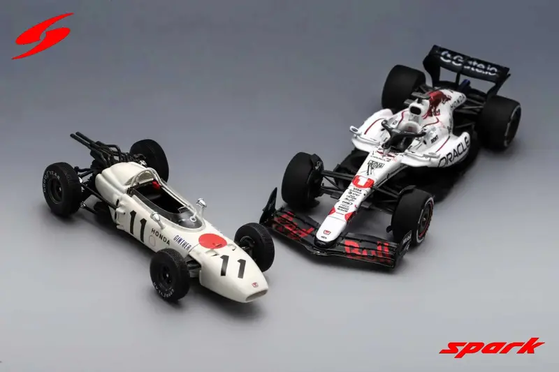 (Pre-Order) 1:43 Twin Set --  2025 Max Verstappen / 1965 Richie Ginther -- Spark F1 1