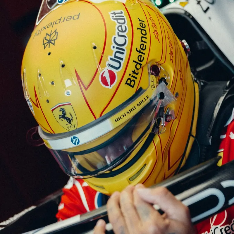 (Pre-Order) 1:5 Helmet -- Lewis Hamilton - 2026 Season -- Looksmart F1 1