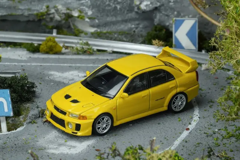 (Pre-Order) 1:64 Mitsubishi Lancer Evolution V Gsr -- Dandelion Yellow -- Motorhelix 1