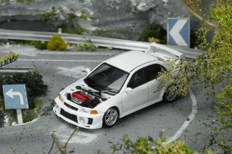 (Pre-Order) 1:64 Mitsubishi Lancer Evolution V Gsr -- Scotia White -- Motorhelix 1