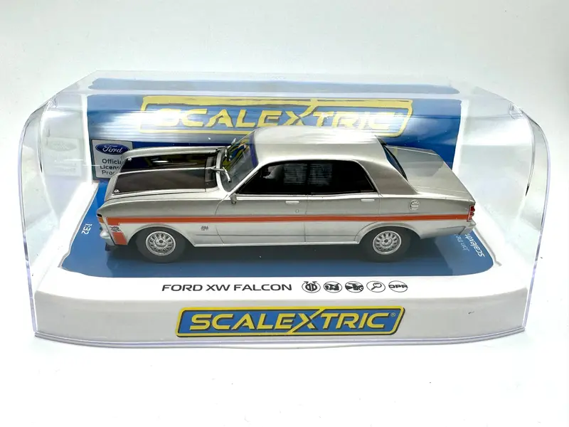 Scalextric 1:32 -- Ford Xw Falcon -- Silver Fox 1